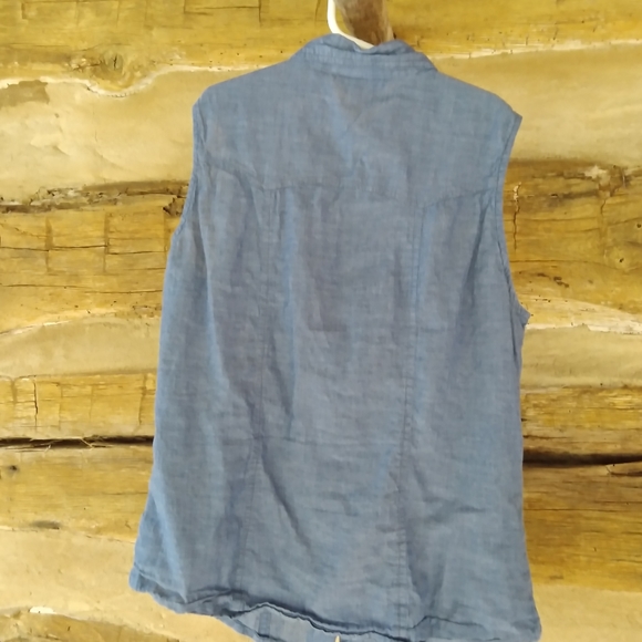 Thread Story Blue Sleeveless Chambray Shirt Size Medium - Picture 3 of 5